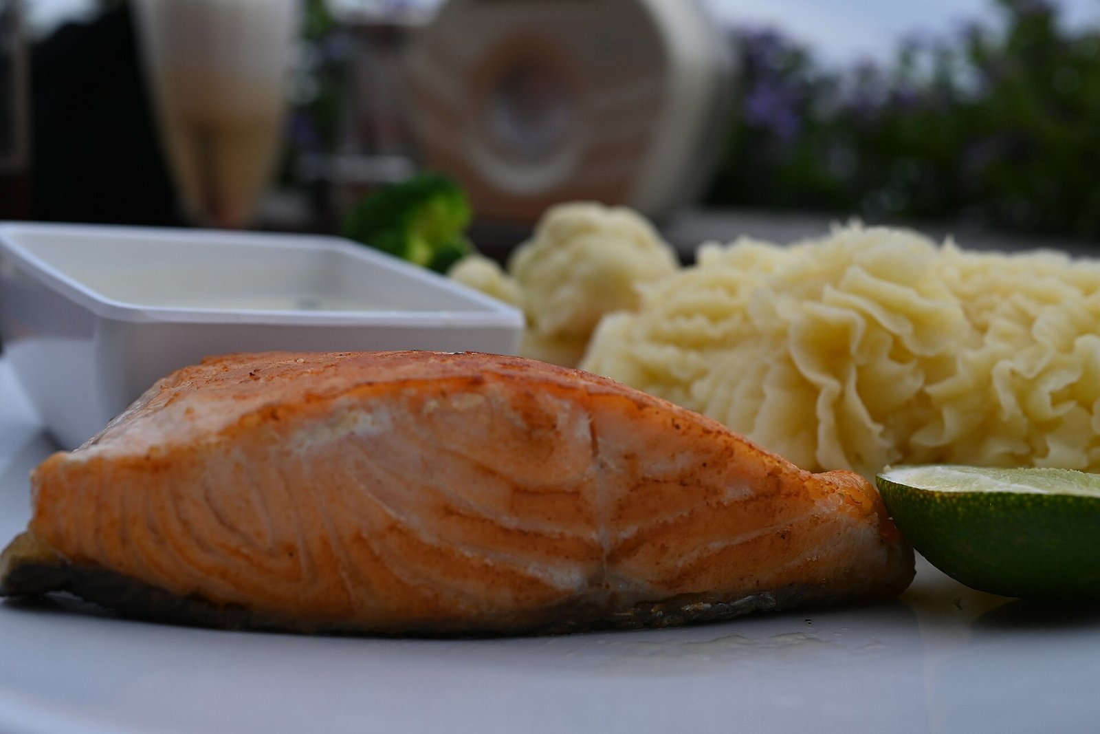Lomo de salmón sellado con puré cremoso y un toque de limón.