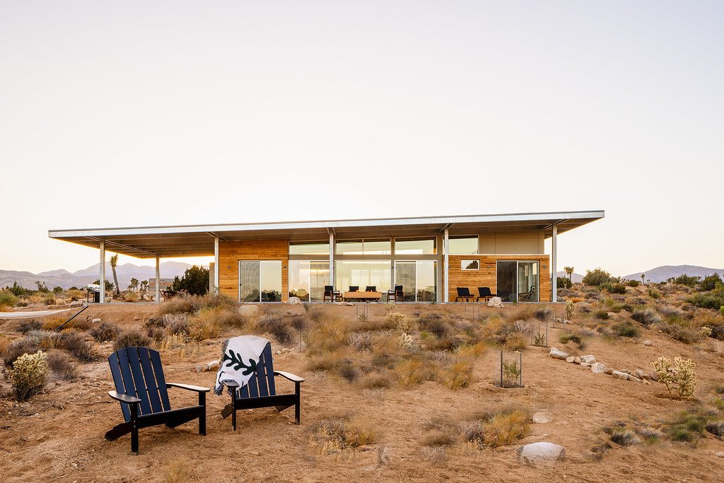 Pabellón contemporáneo en el desierto, con terraza volada y sierra al fondo
