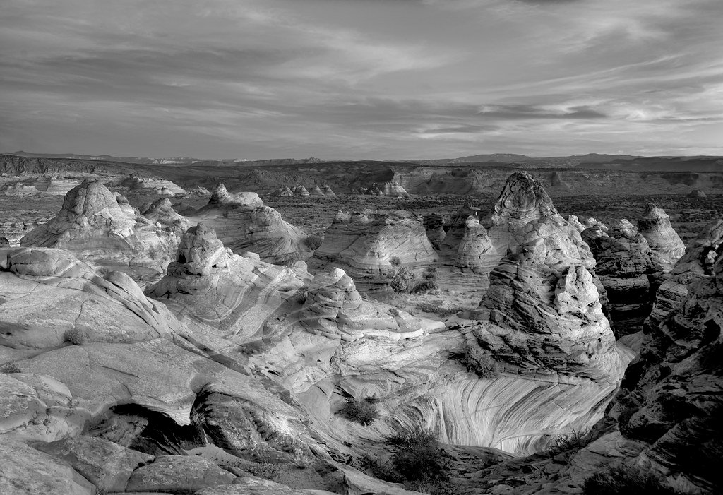 Formaciones rocosas del desierto en blanco y negro al atardecer