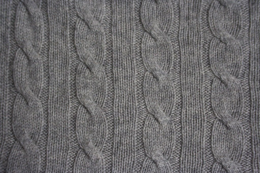 Textura de punto de cable en lana gris, primer plano