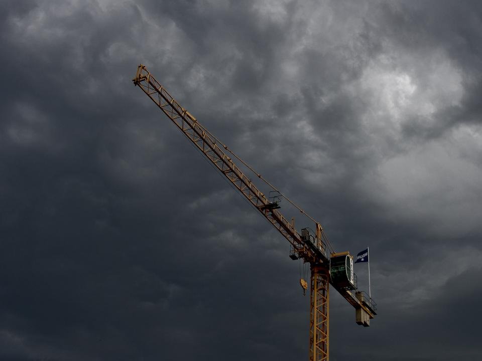 Obra en ejecución con grúa torre, encofrado y estructura de hormigón